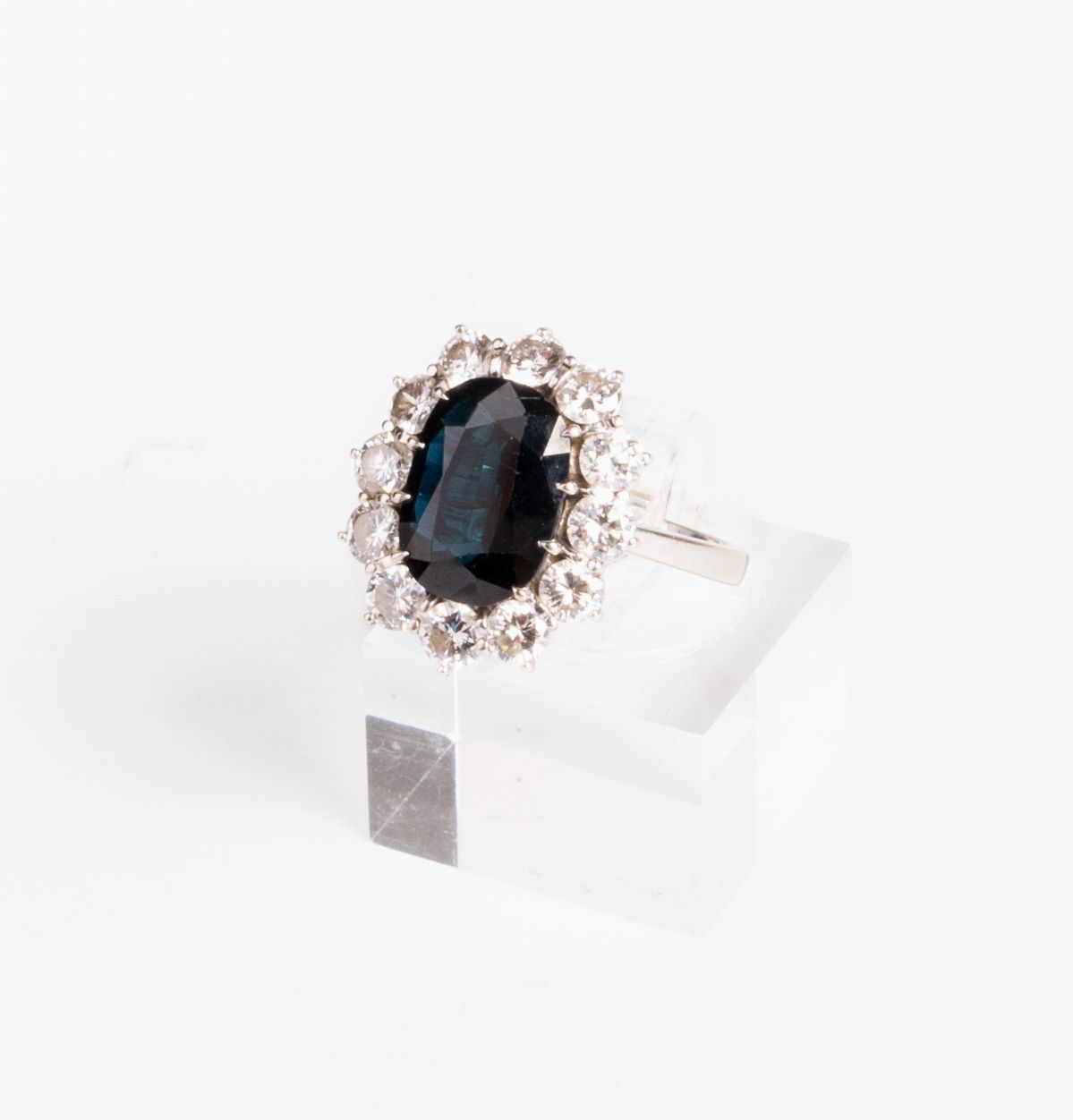 Anello in Oro Bianco con Zaffiro e Diamanti