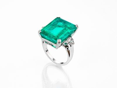 Importante Anello in Oro Bianco con Smeraldo Colombiano e Diamanti