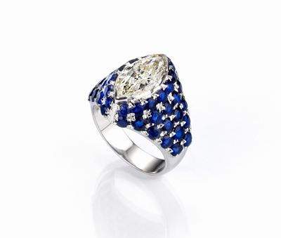 Anello a Fascia Bombata in Oro Bianco con Diamante e Zaffiri