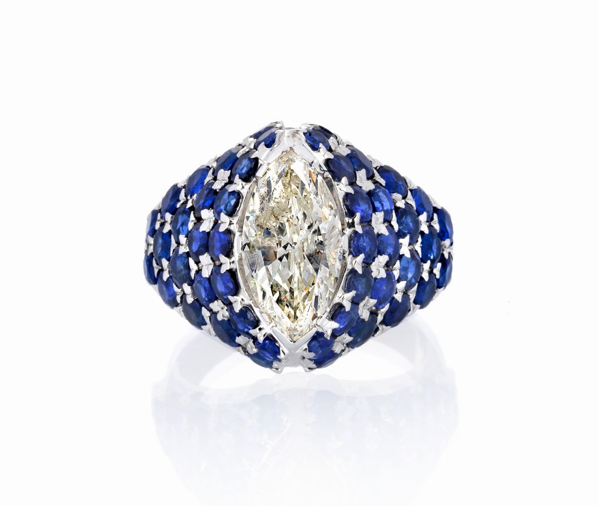 Anello a Fascia Bombata in Oro Bianco con Diamante e Zaffiri