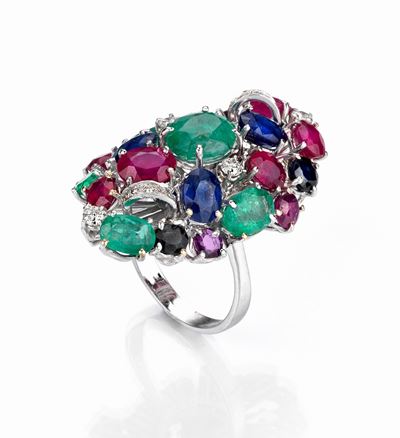 Anello Ovoidale Bombato in Oro Bianco con Diamanti, Zaffiri, Rubini e Smeraldi