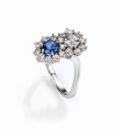 Anello in Oro Bianco con Diamanti e Zaffiro