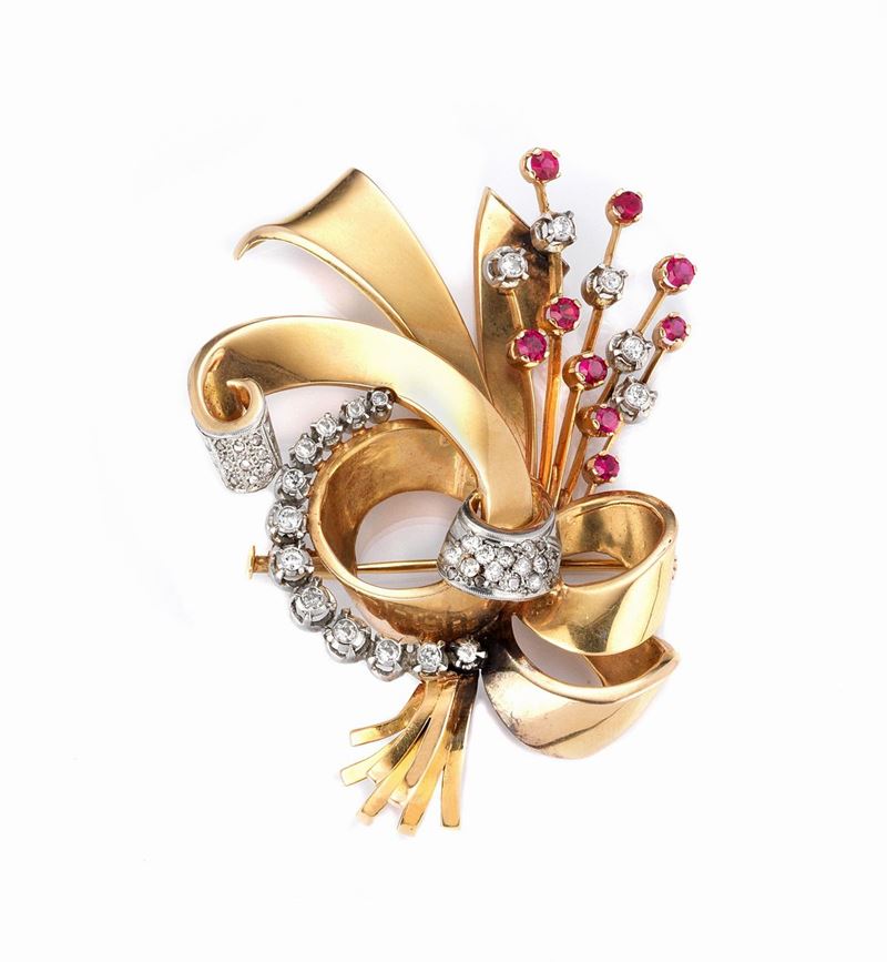 Spilla a Mazzo di Fiori in Oro Giallo e Bianco con Diamanti e Piccoli Rubini
