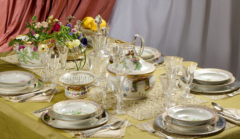 Royal Copenhagen 'Flora Danica' prestigioso servizio da tavola in porcellana policroma e dorata