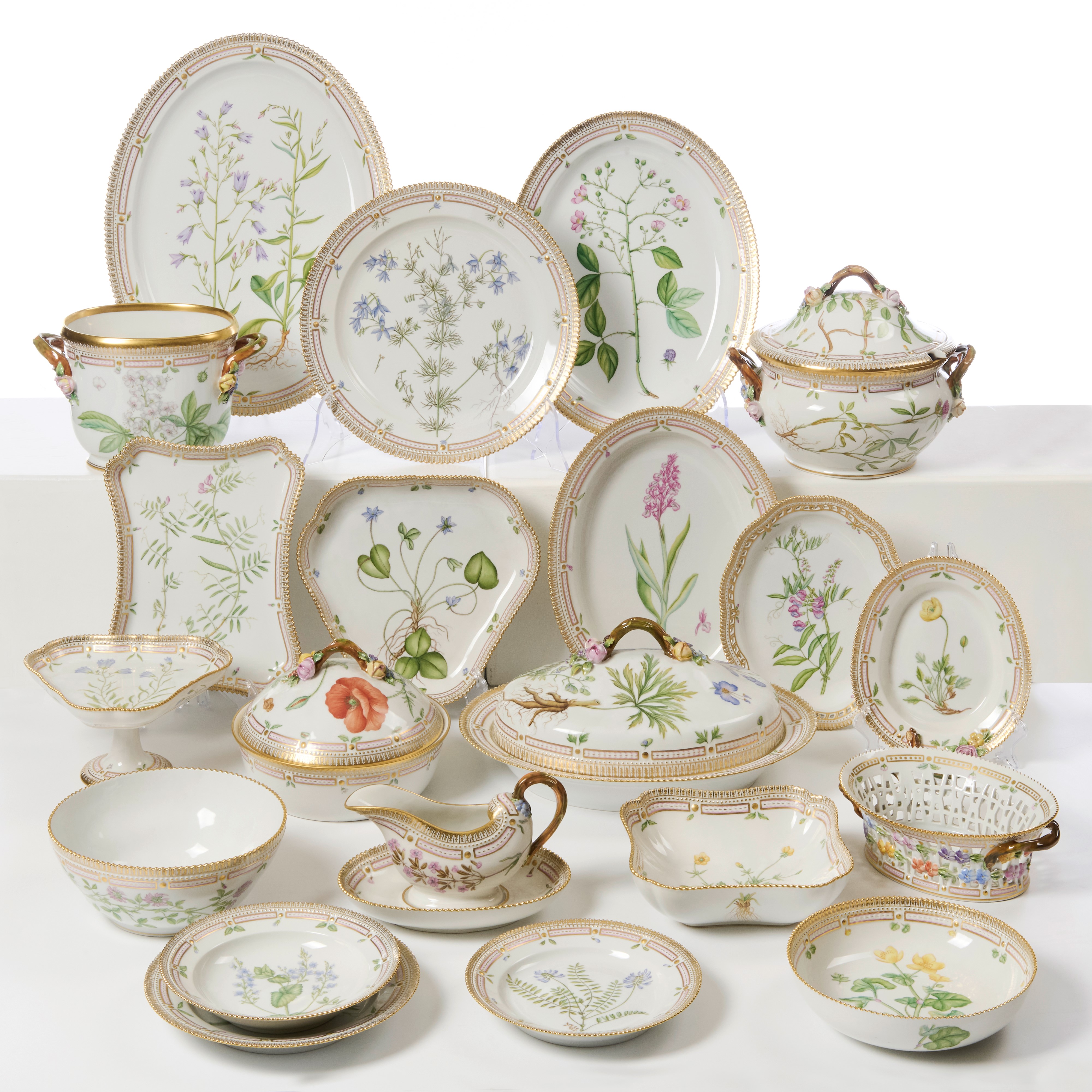 Royal Copenhagen 'Flora Danica' prestigioso servizio da tavola in porcellana policroma e dorata