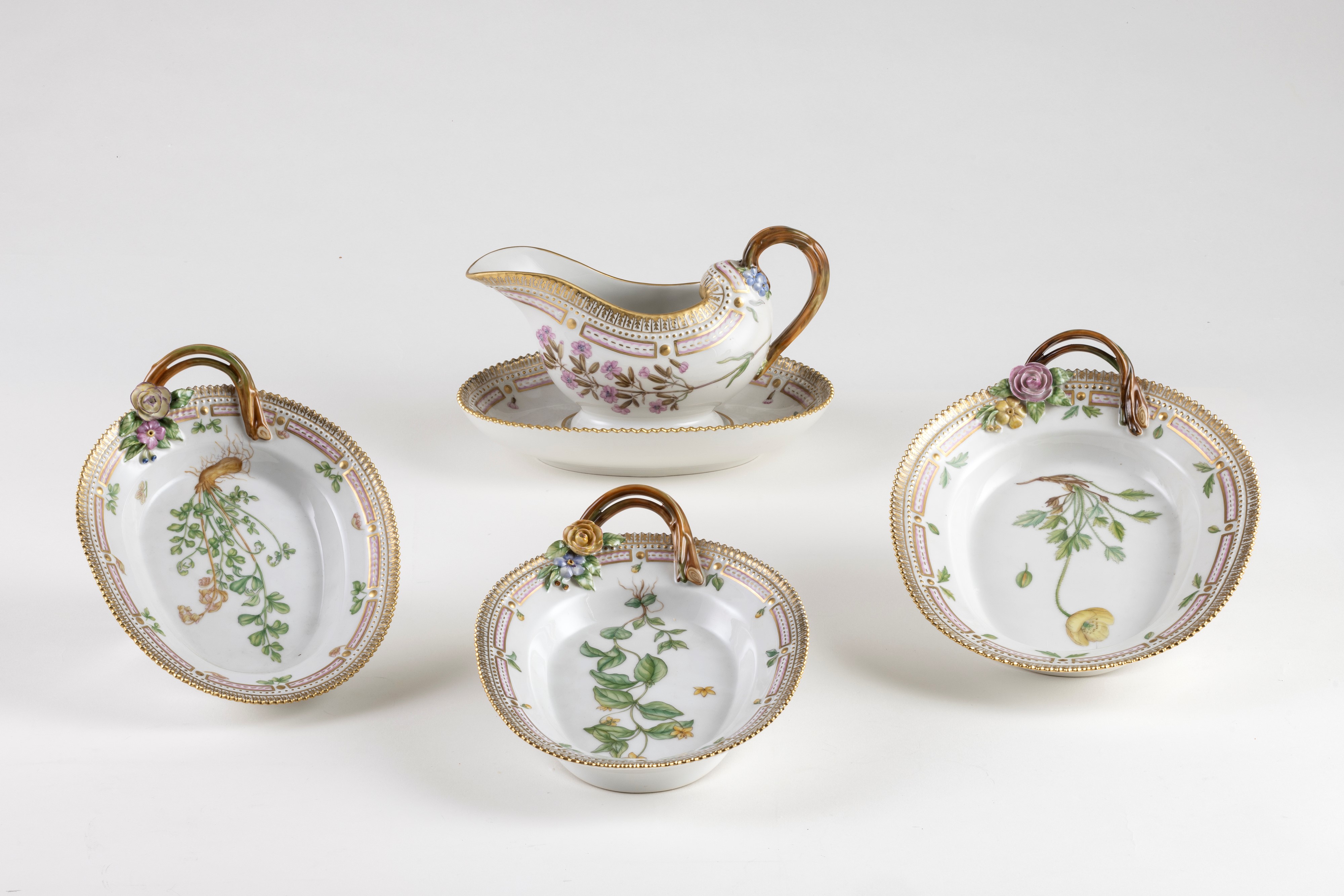 Royal Copenhagen 'Flora Danica' prestigioso servizio da tavola in porcellana policroma e dorata