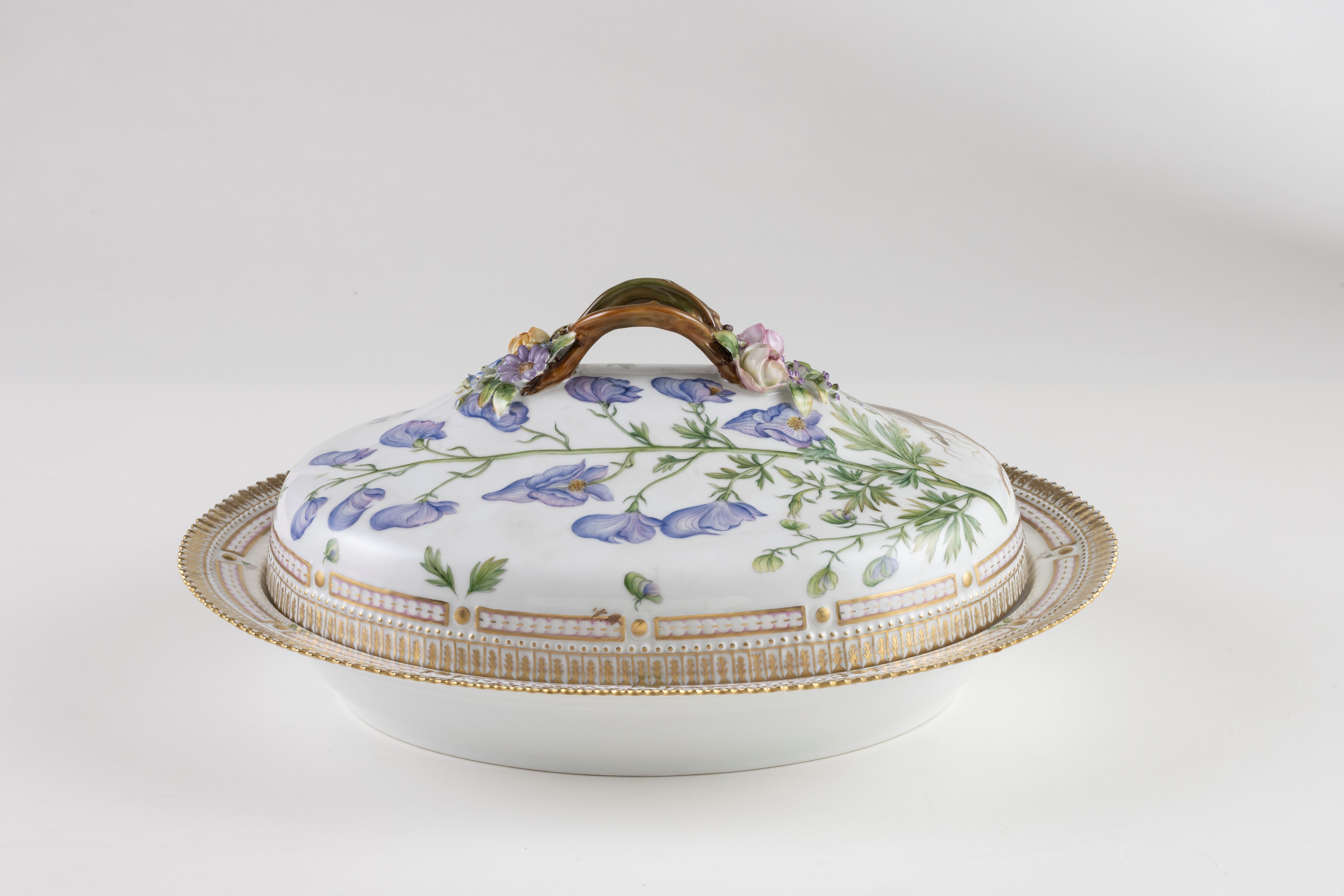 Royal Copenhagen 'Flora Danica' prestigioso servizio da tavola in porcellana policroma e dorata