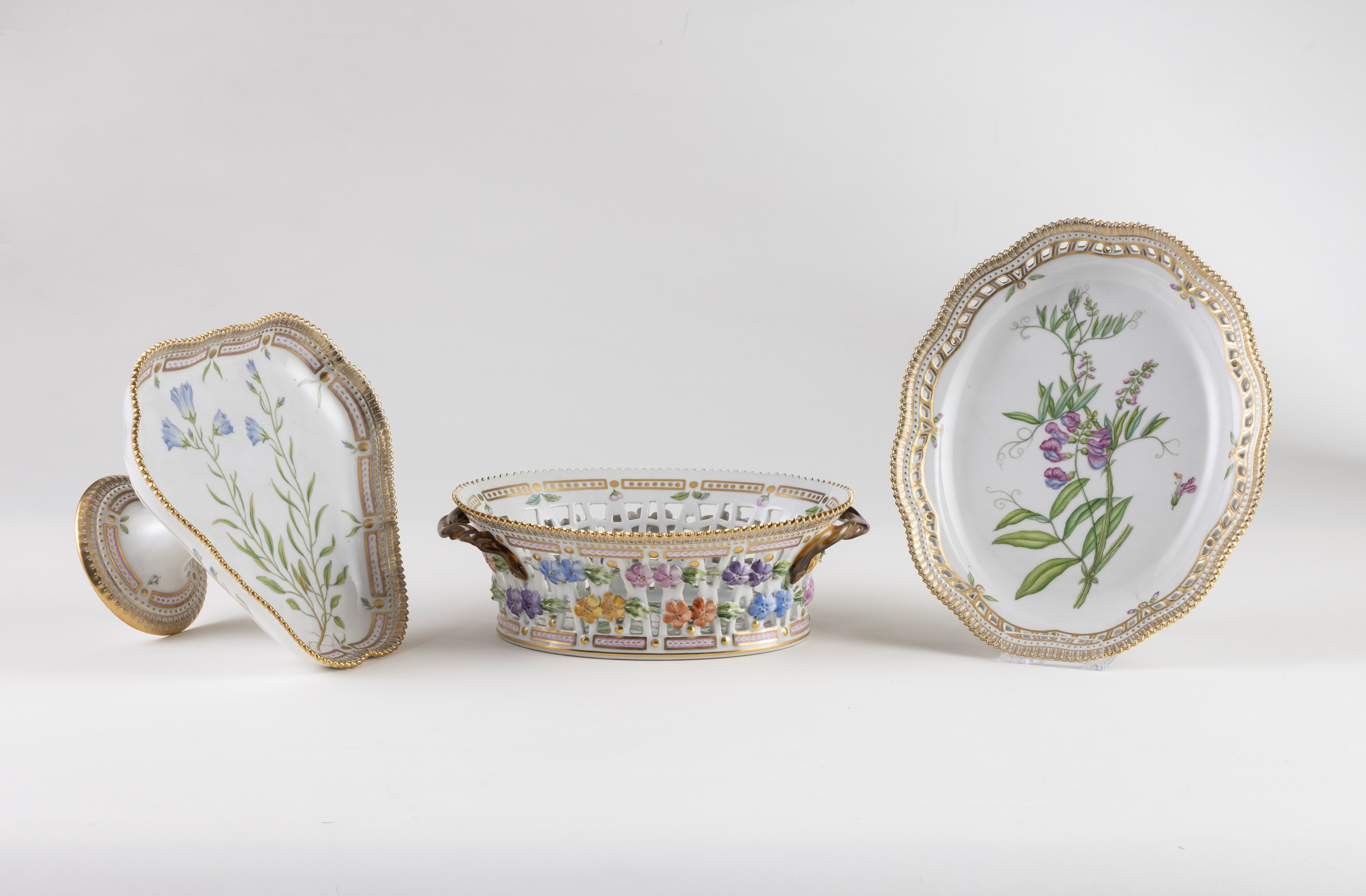 Royal Copenhagen 'Flora Danica' prestigioso servizio da tavola in porcellana policroma e dorata