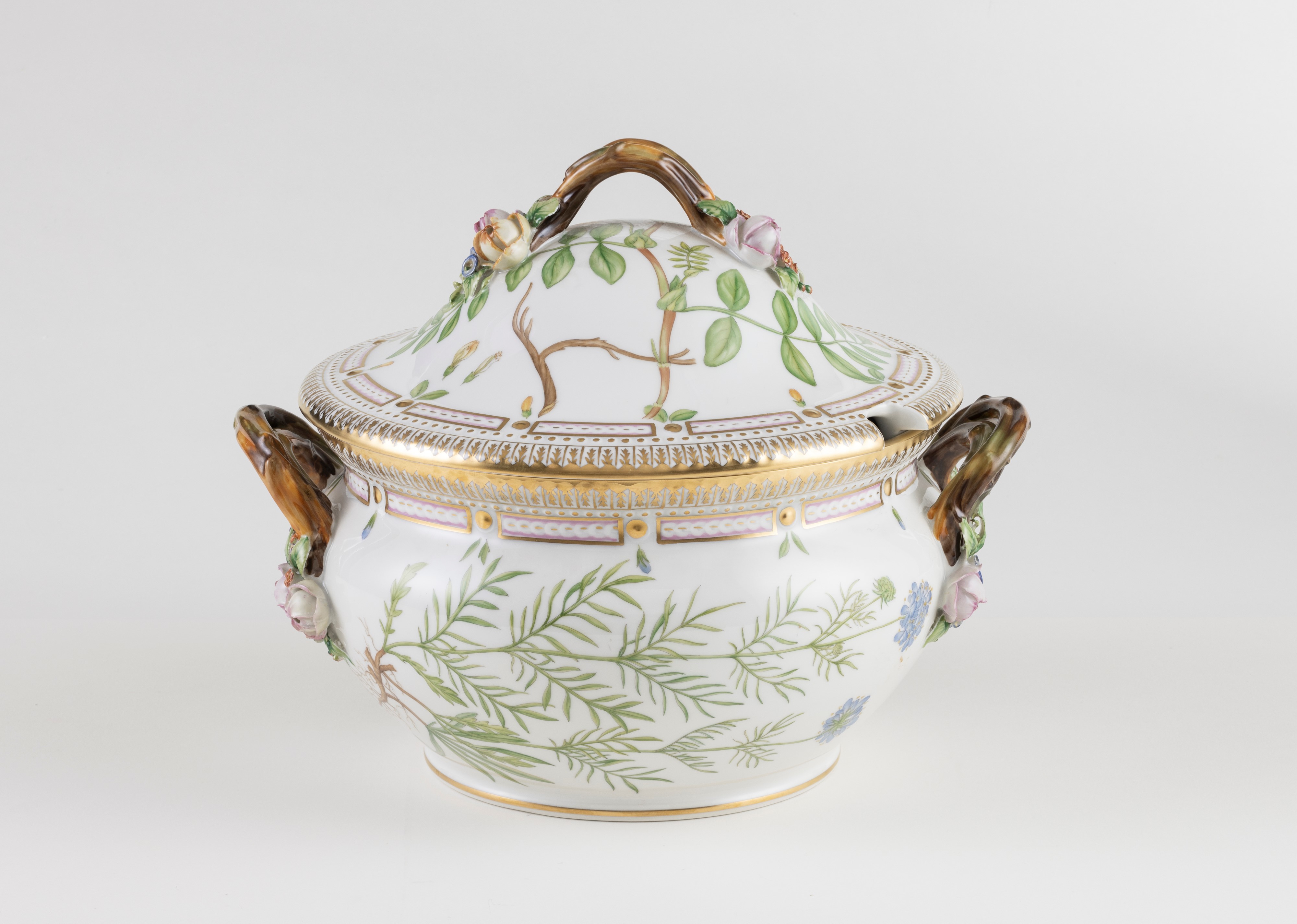 Royal Copenhagen 'Flora Danica' prestigioso servizio da tavola in porcellana policroma e dorata