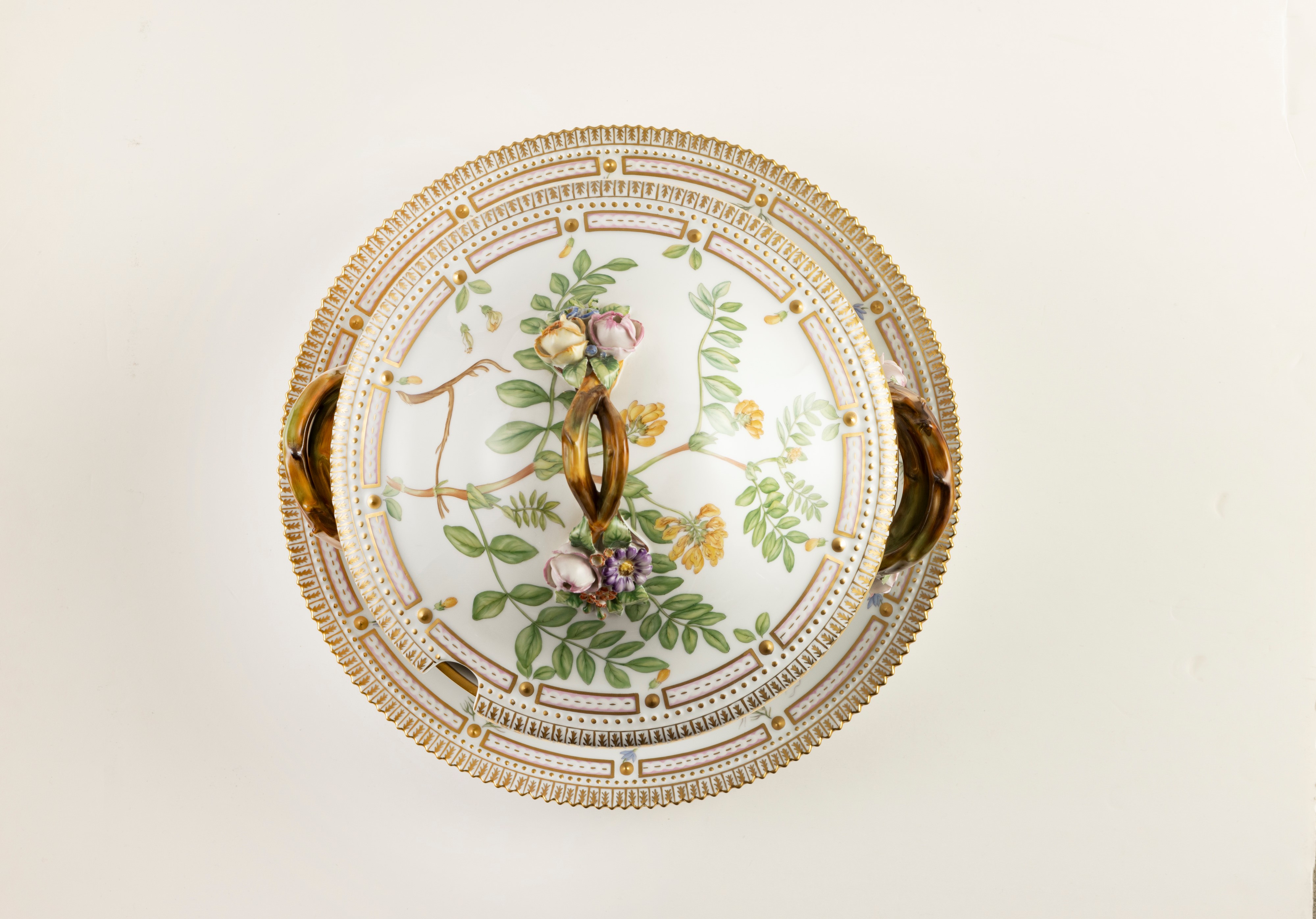 Royal Copenhagen 'Flora Danica' prestigioso servizio da tavola in porcellana policroma e dorata