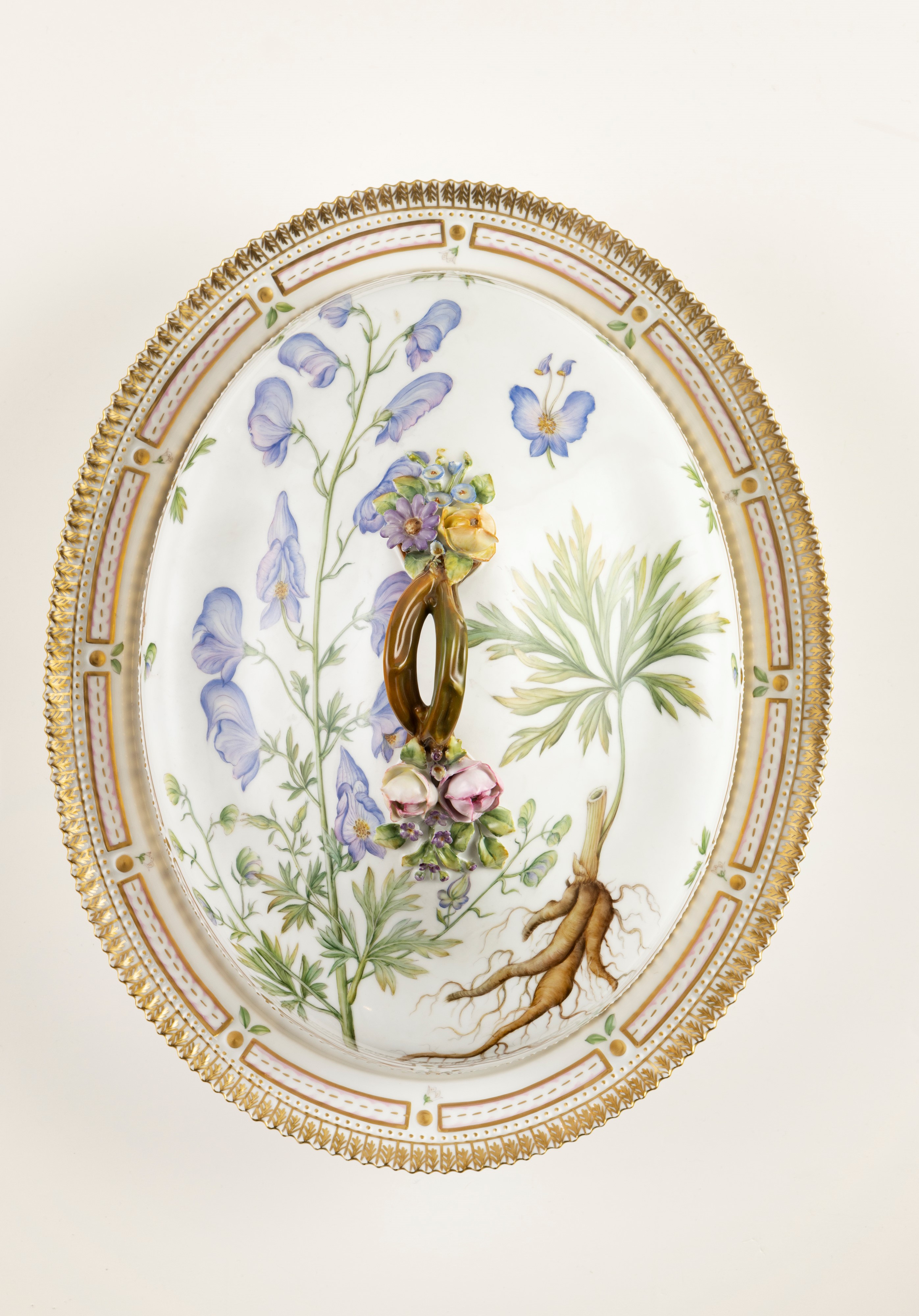 Royal Copenhagen 'Flora Danica' prestigioso servizio da tavola in porcellana policroma e dorata