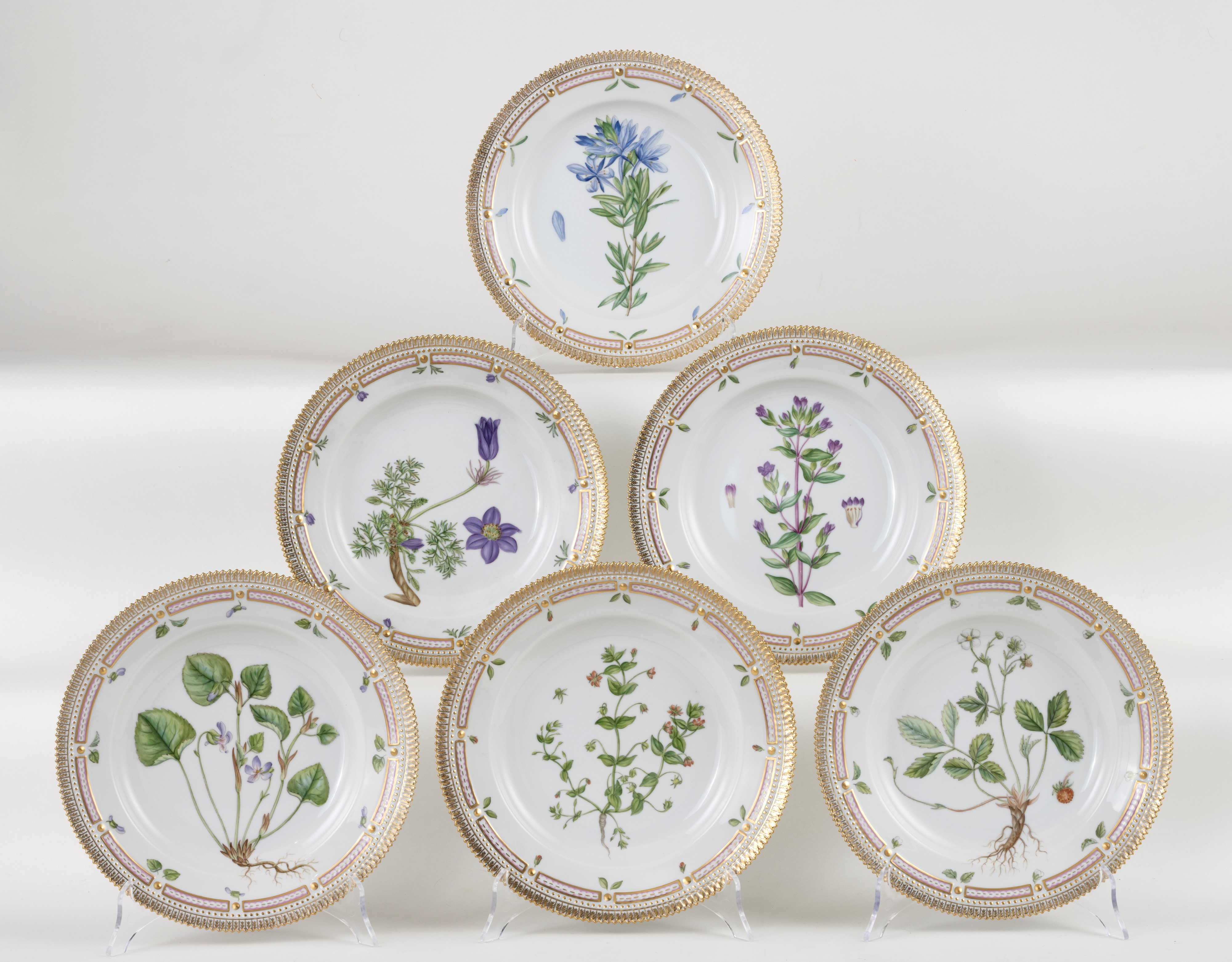 Royal Copenhagen 'Flora Danica' prestigioso servizio da tavola in porcellana policroma e dorata