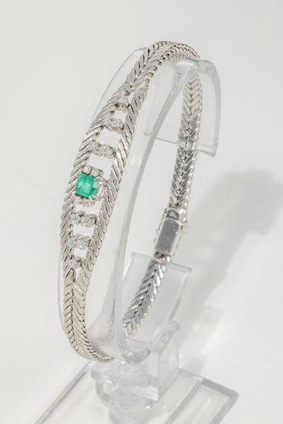 Bracciale Semirigido a Maglia Intrecciata in Oro Bianco con Smeraldo e Diamanti