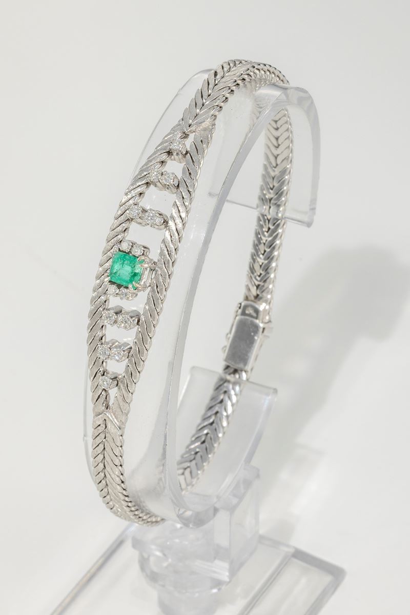 Bracciale Semirigido a Maglia Intrecciata in Oro Bianco con Smeraldo e Diamanti