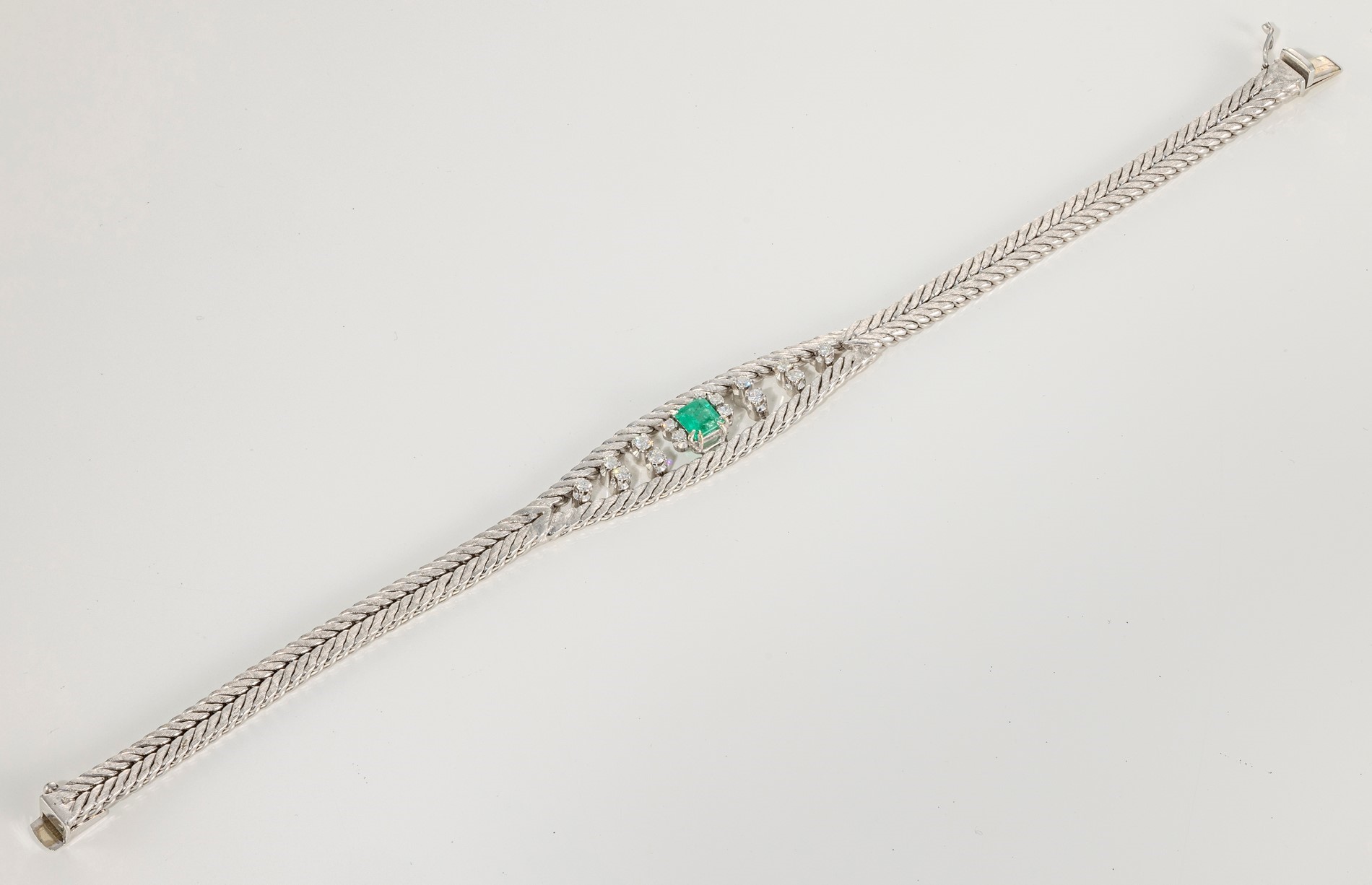 Bracciale Semirigido a Maglia Intrecciata in Oro Bianco con Smeraldo e Diamanti