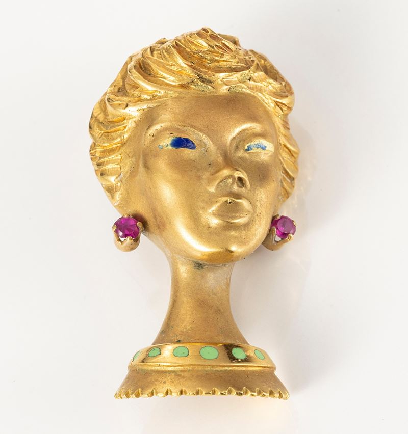 Spilla con Volto Femminile in Oro Giallo con Smalti e Piccole Pietre Rosse