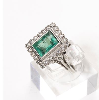 Anello in Oro Bianco con Smeraldo e Diamanti