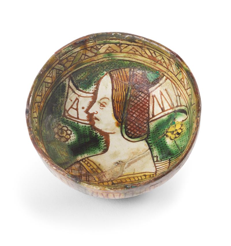 Piccola Coppa Graffita in Maiolica Policroma Verde, Manganese e Ocra Gialla