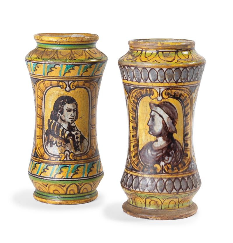 Coppia di Albarelli in Maiolica Policroma Verde, Ocra, Giallo e Manganese