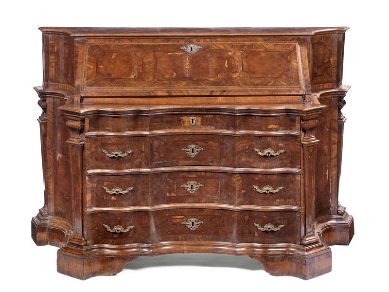 Cassettone a struttura architettonica lastronato in legno di noce e radica