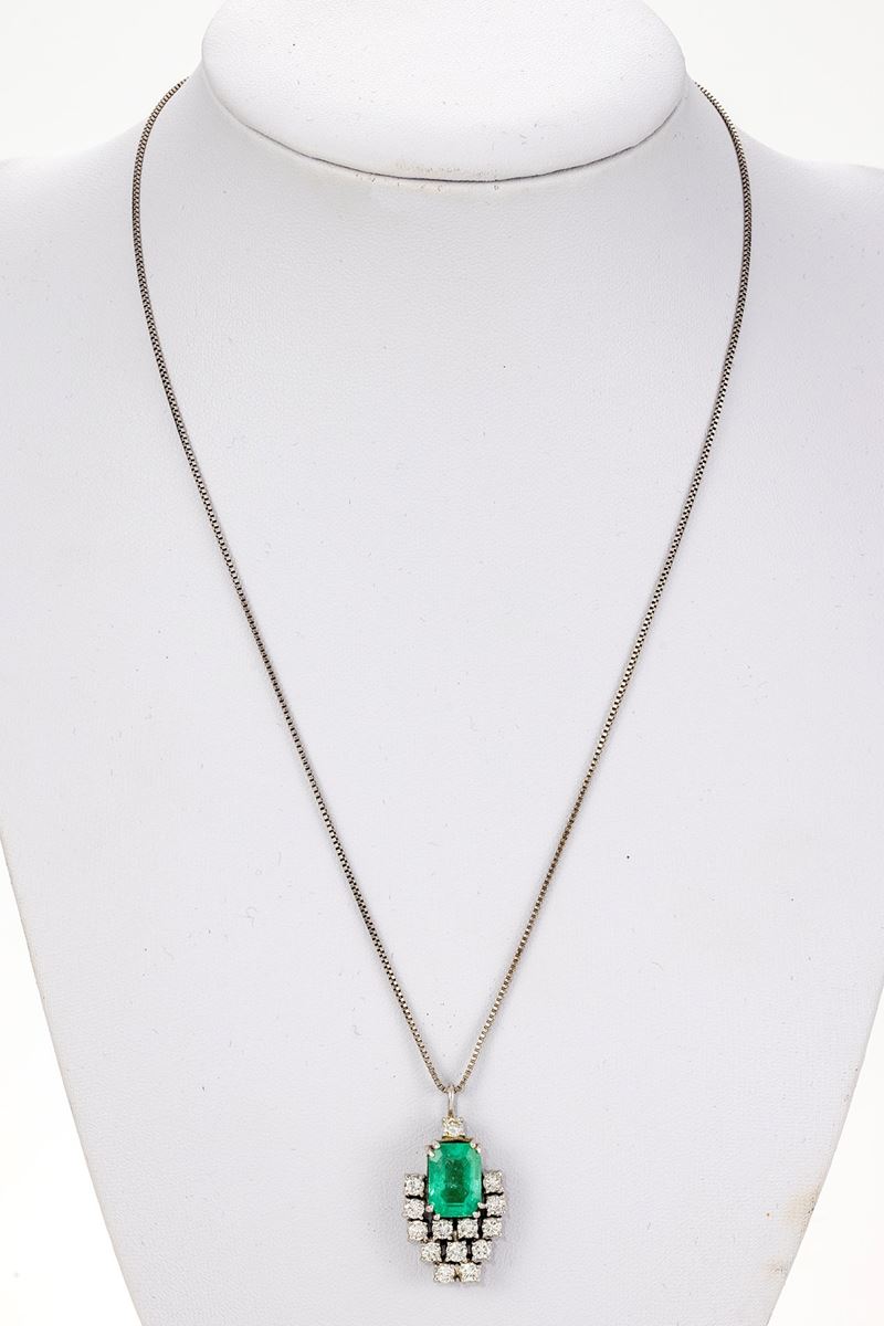 Pendente a losanga in oro bianco con smeraldo e diamanti
