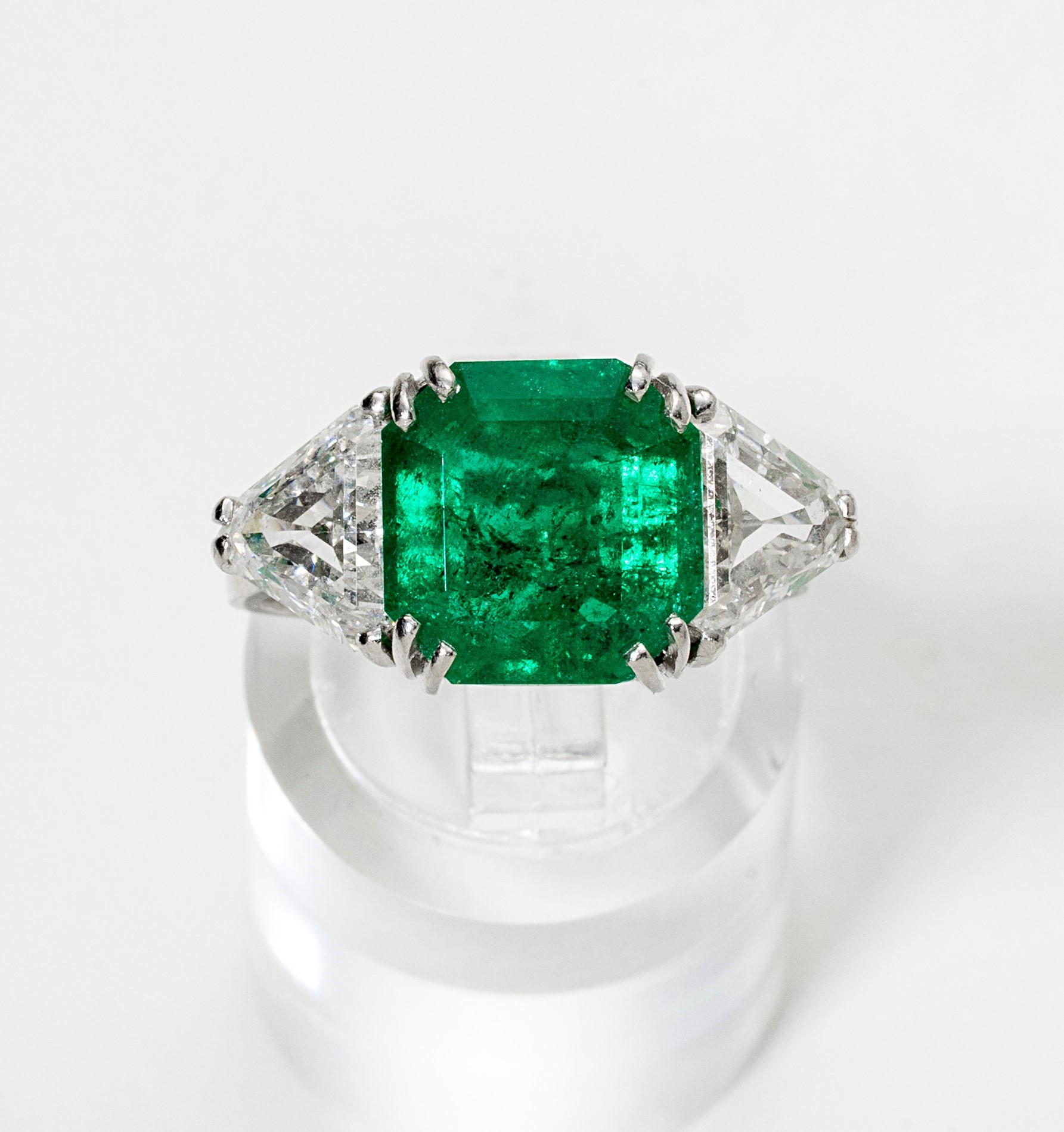 Anello in platino con smeraldo e diamanti