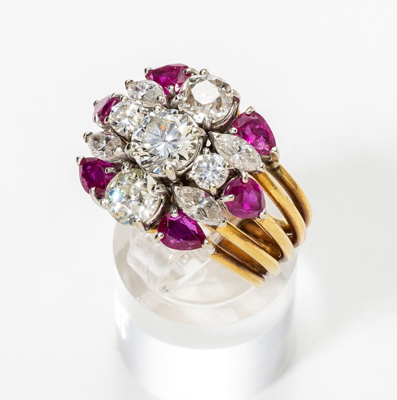 Anello a Fiore in Oro Giallo con Diamanti e Rubini