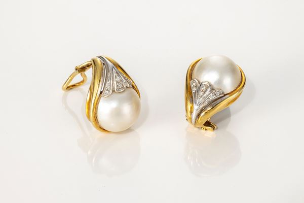 Orecchini a clips in oro giallo e bianco con perle Mabè e piccoli diamanti