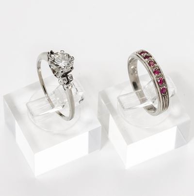 Anello in Oro Bianco con Diamanti e Fedina in Oro Bianco e Rubini