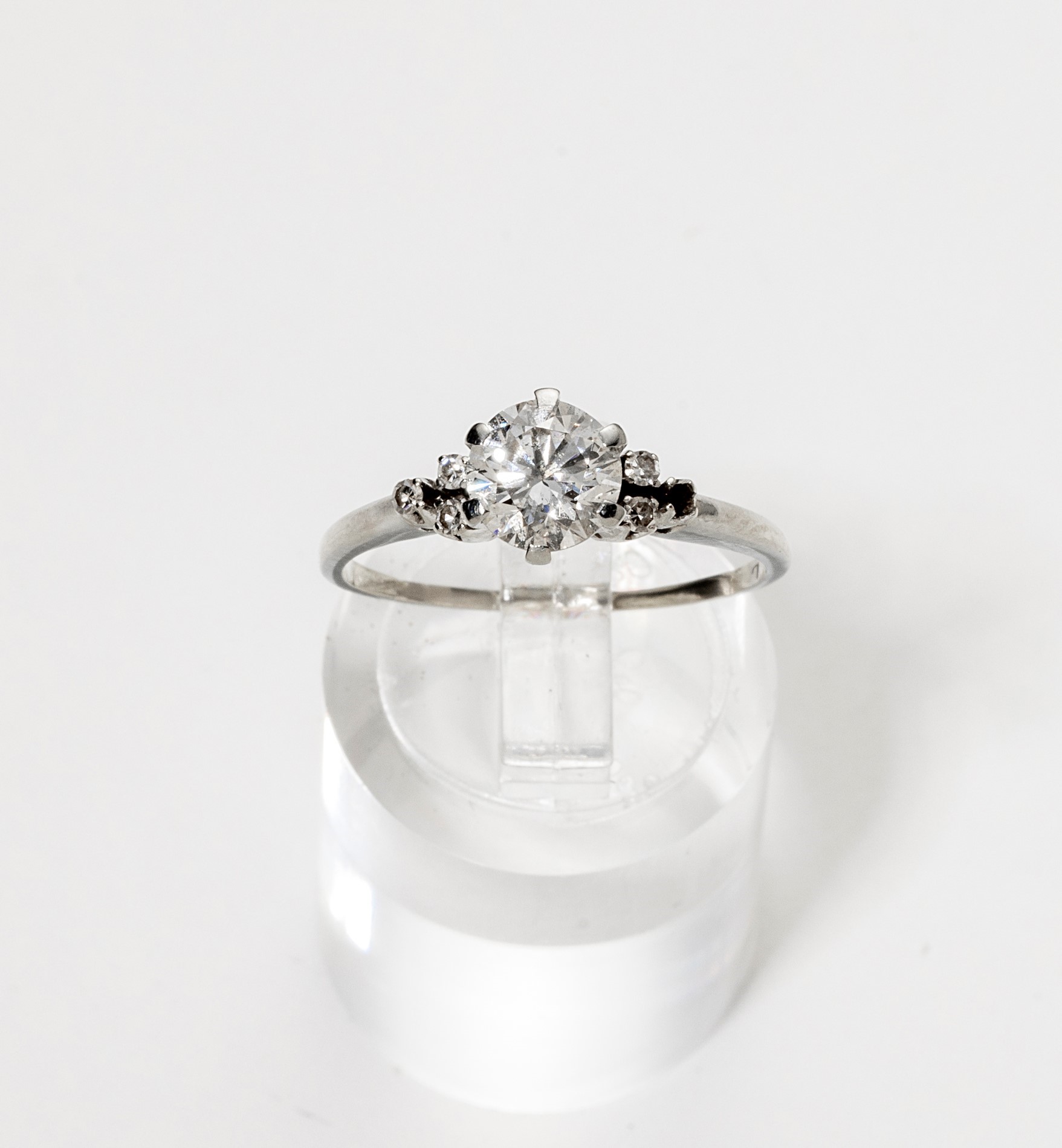 Un Anello in Oro Bianco con Diamanti e una Fedina in Oro Bianco e Rubini