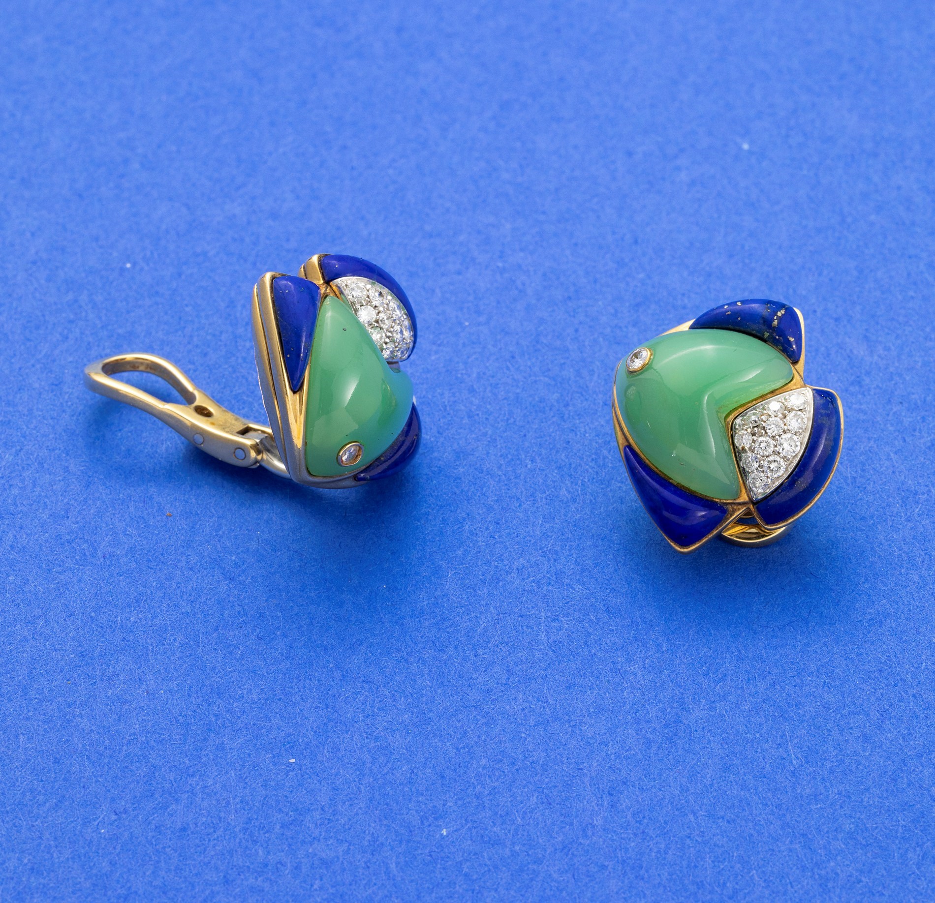 Orecchini a clips in oro giallo con giadaite, lapislazzuli e diamanti