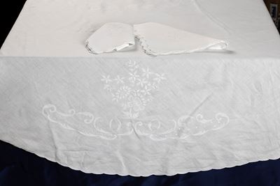 Tovaglia Ovale Bianca in Bisso di Lino