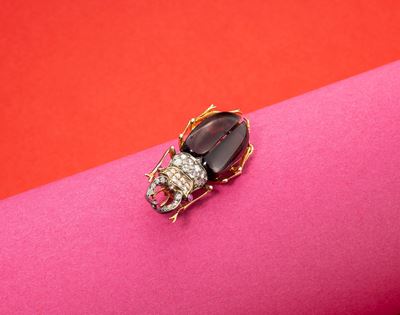 Spilla a Scarabeo in Oro Rosso con Rose di Diamante, Rubini e Calcedonio Rosso