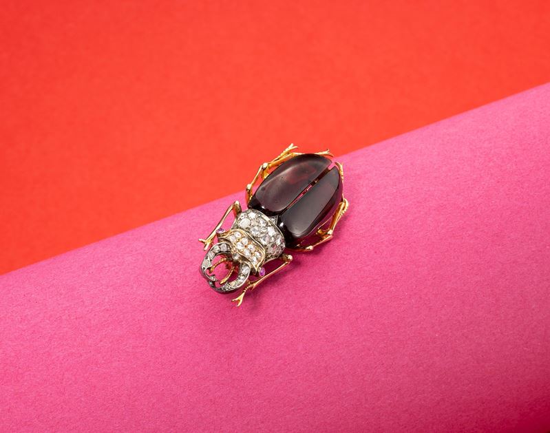 Spilla a Scarabeo in Oro Rosso con Rose di Diamante, Rubini e Calcedonio Rosso