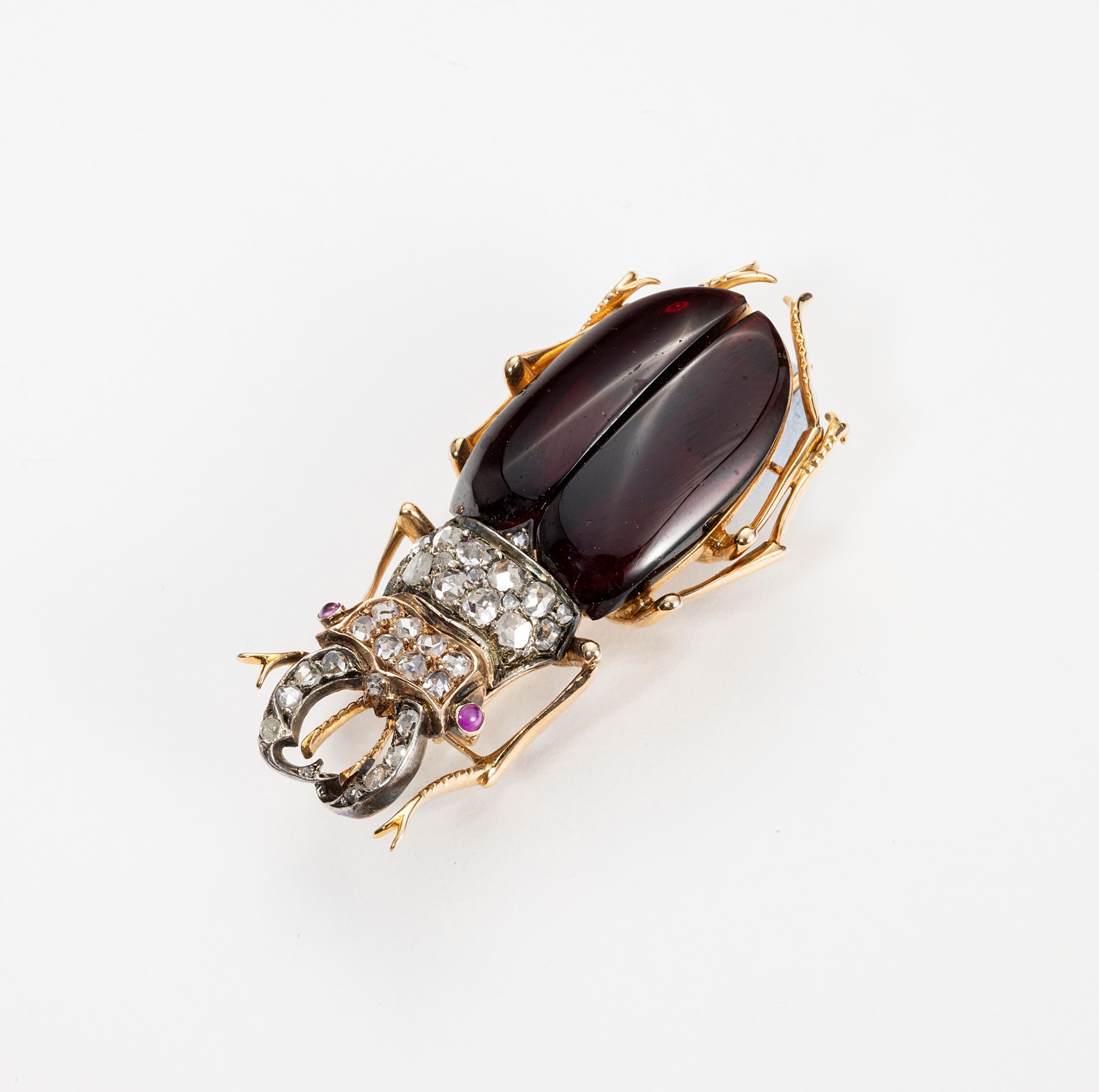 Spilla a Scarabeo in Oro Rosso con Rose di Diamante, Rubini e Calcedonio Rosso