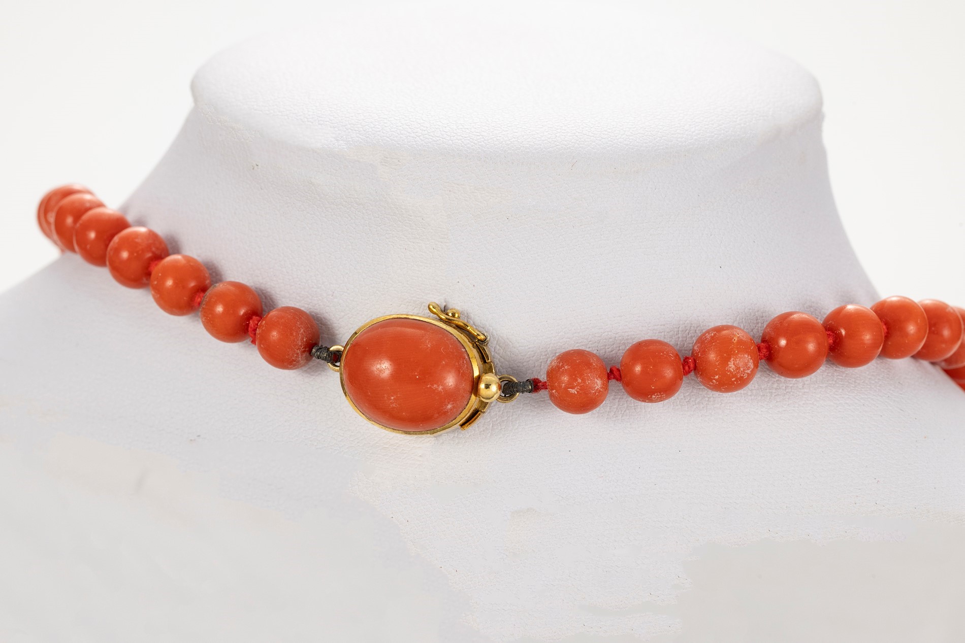 Lunga Collana in Corallo Rosso e Oro Giallo