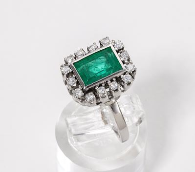 Anello in Oro Bianco con Smeraldo e Diamanti