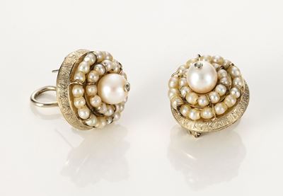 Orecchini Circolari in Oro Bianco e Perle