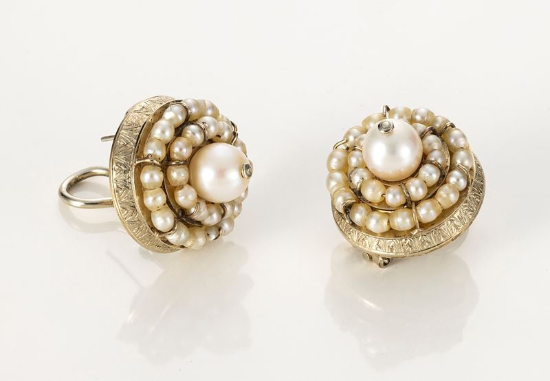 Orecchini Circolari in Oro Bianco e Perle