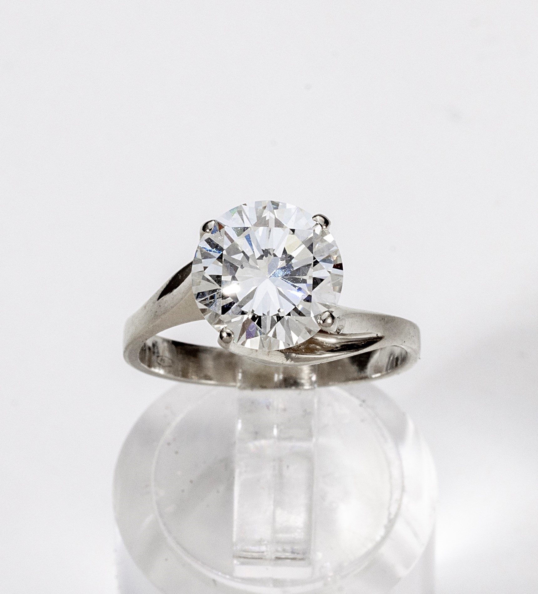 Anello Solitario in Oro Bianco con Diamante