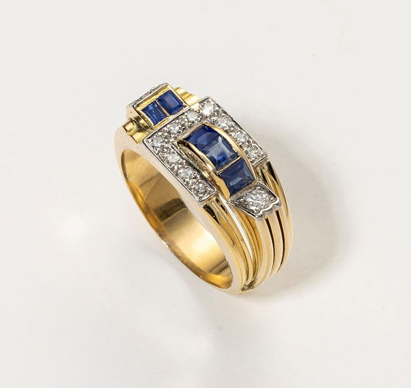 Anello geometrico in oro giallo con diamanti e zaffiri