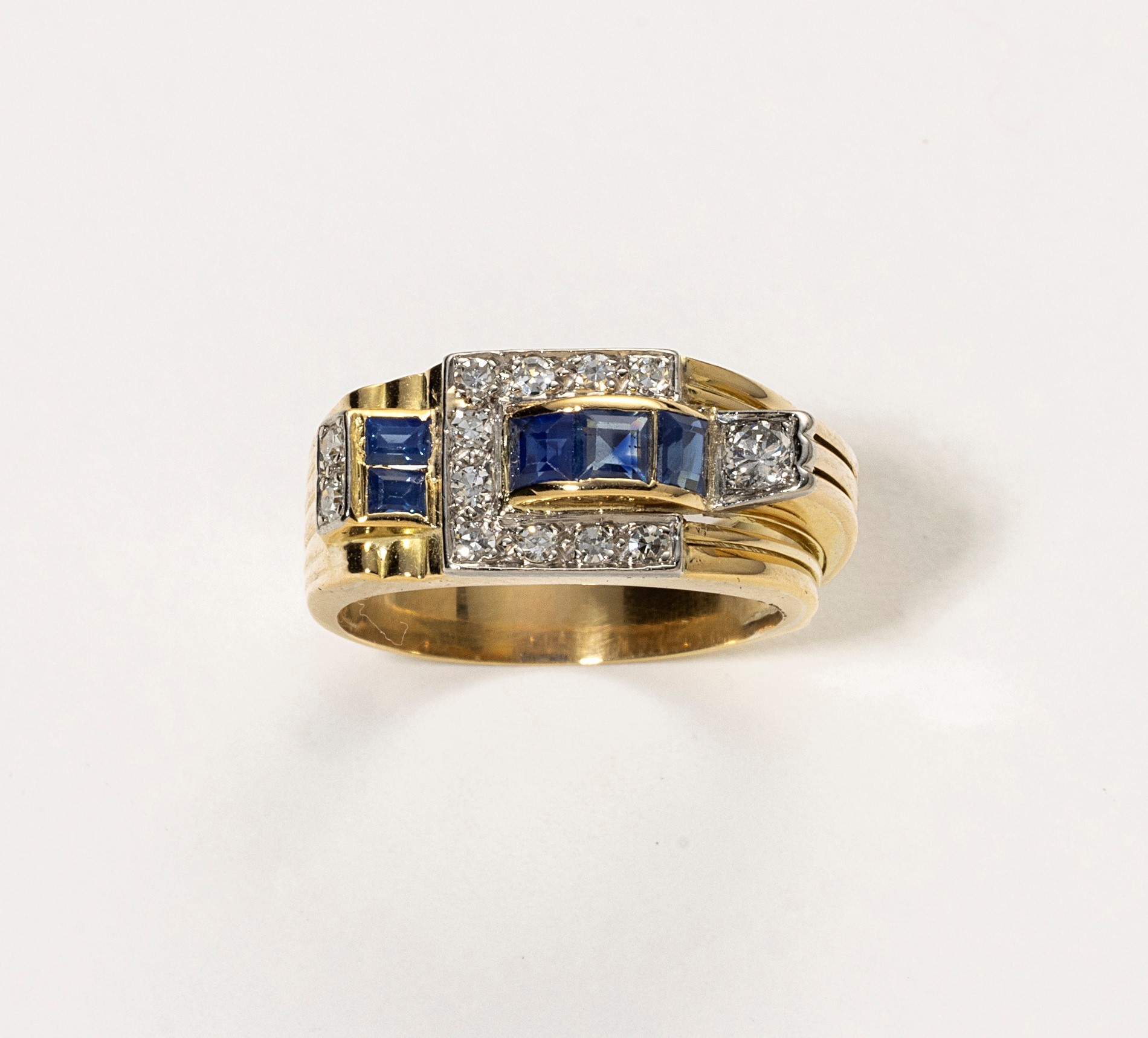 Anello geometrico in oro giallo con diamanti e zaffiri