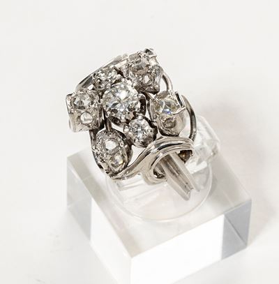Anello a Volute Vegetali in Oro Bianco con Diamanti