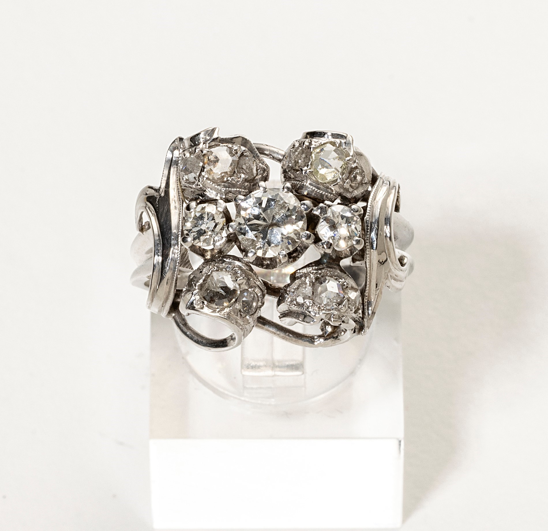 Anello a Volute Vegetali in Oro Bianco con Diamanti