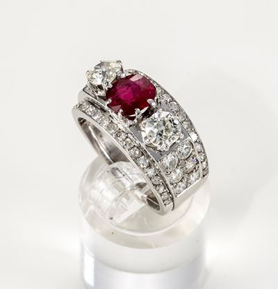 Anello a Fascia in Oro Bianco con Rubino e Diamanti