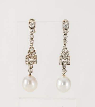 Orecchini Pendenti Geometrici in Oro Bianco con Diamanti e Perle