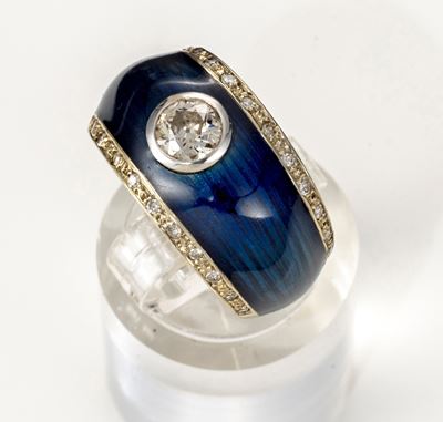 Anello a Fascia Bombata in Oro Giallo con Diamanti e Smalto