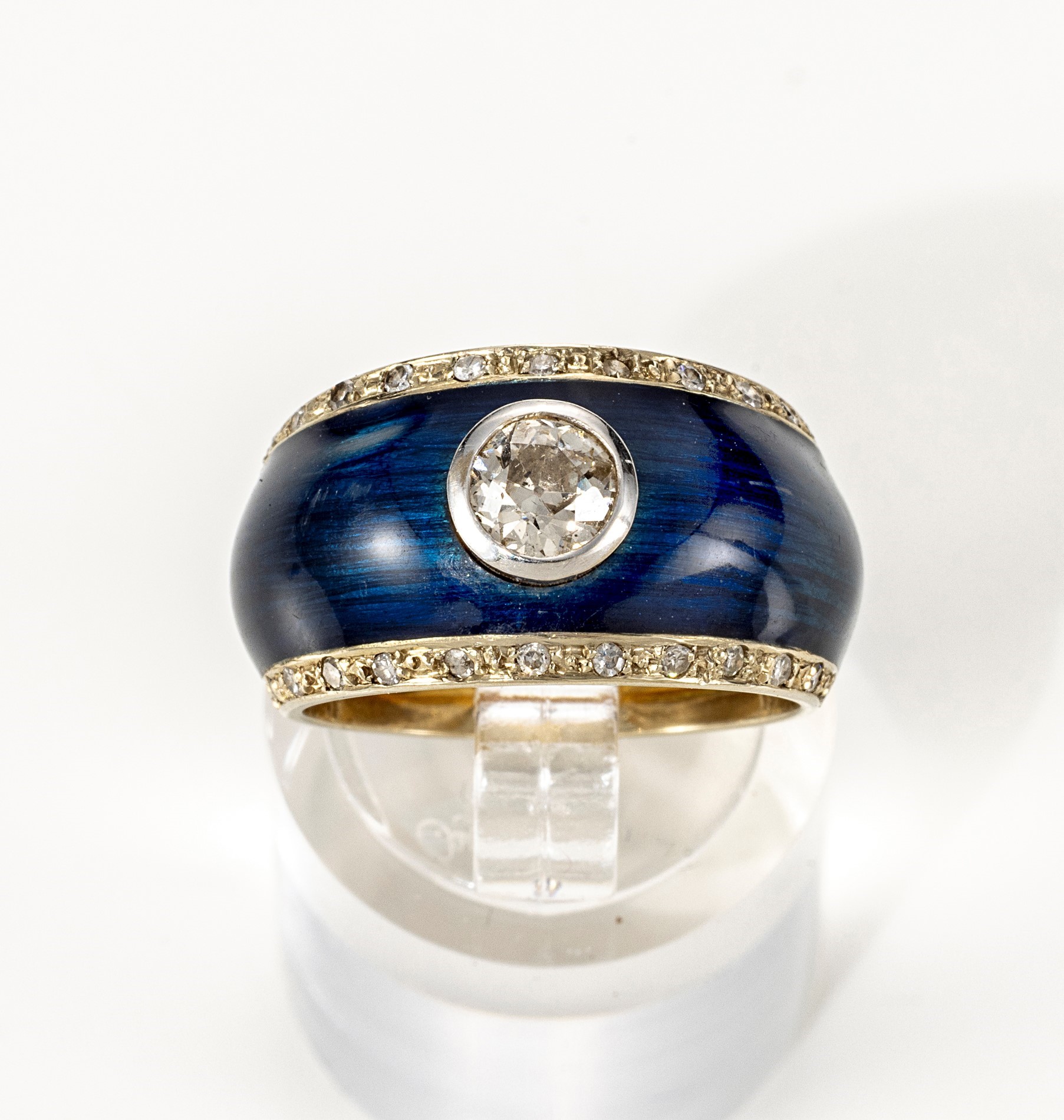 Anello a Fascia Bombata in Oro Giallo con Diamanti e Smalto