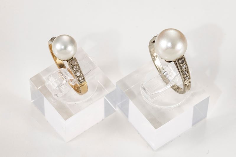 Due Anelli in Oro Giallo con Perle Centrali e Piccoli Diamanti Laterali