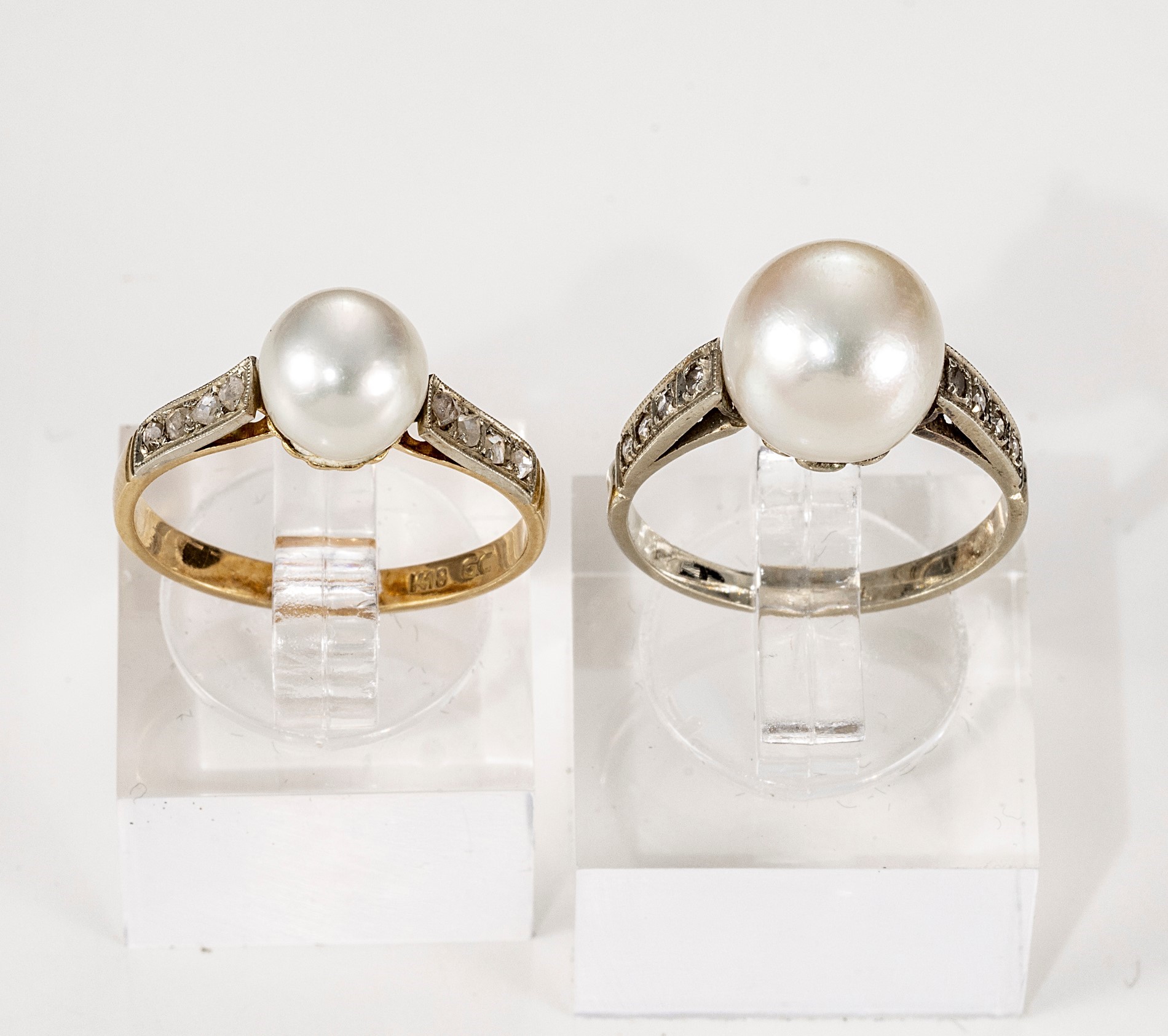 Due Anelli in Oro Giallo con Perle Centrali e Piccoli Diamanti Laterali